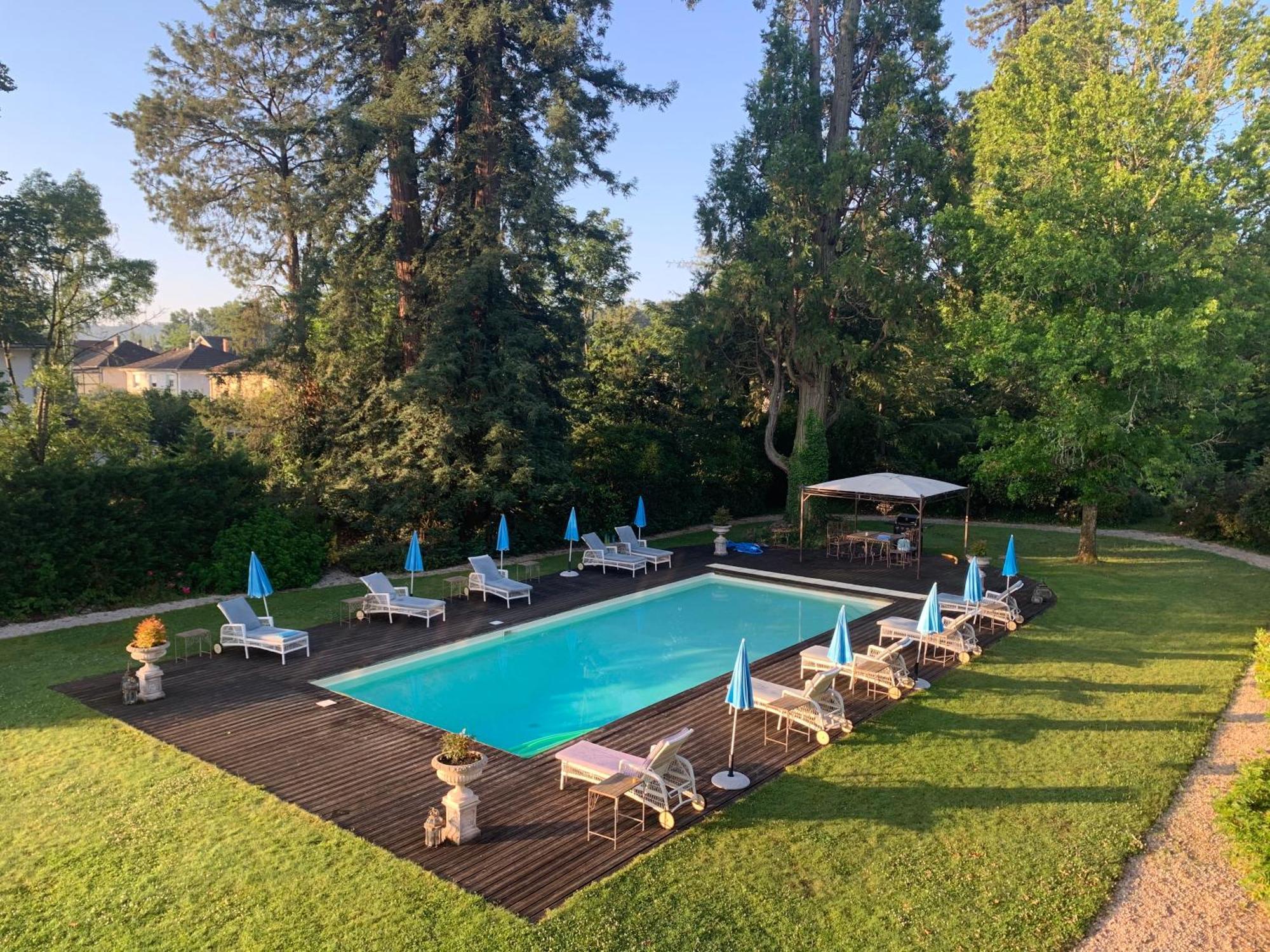 French Correze Moulin Bleu Hotel Saint-Pantaléon-de-Larche Buitenkant foto